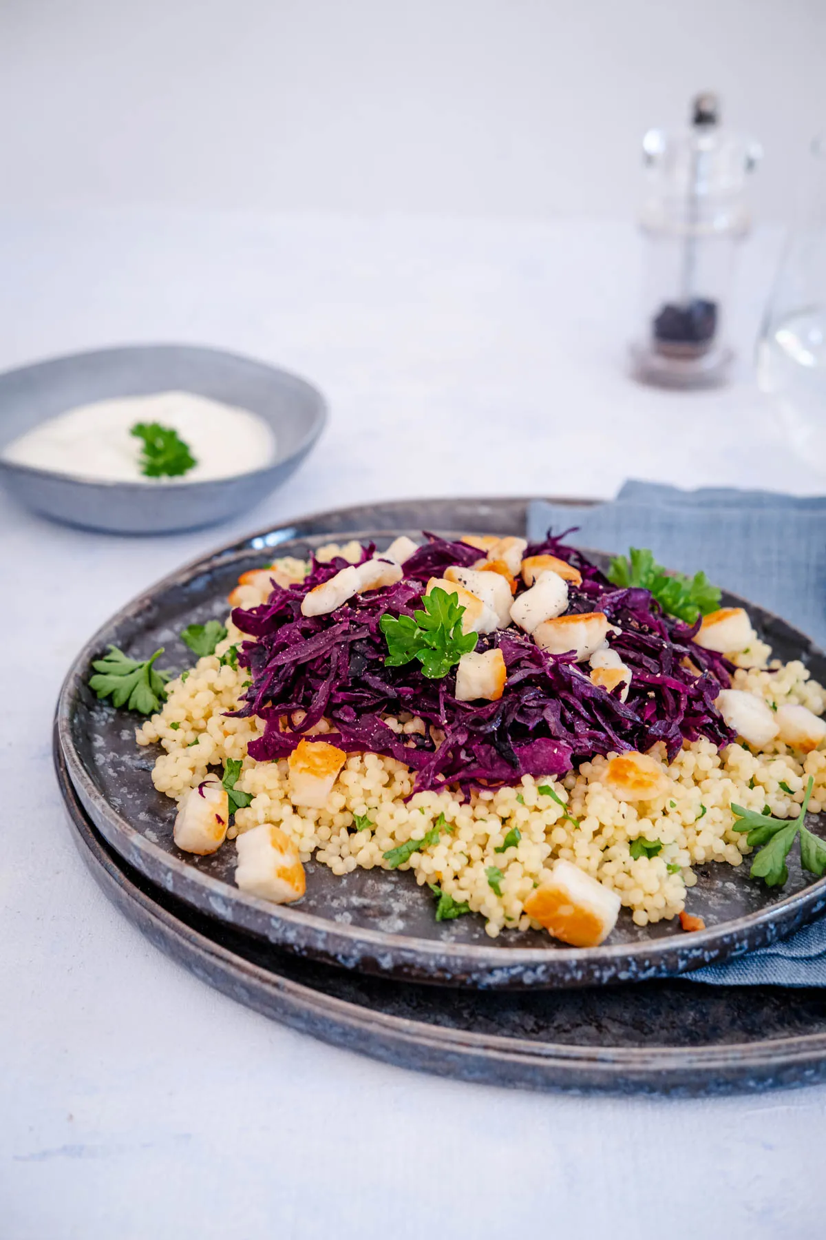 Frontansicht von Rotkohl-Couscous mit Halloumi