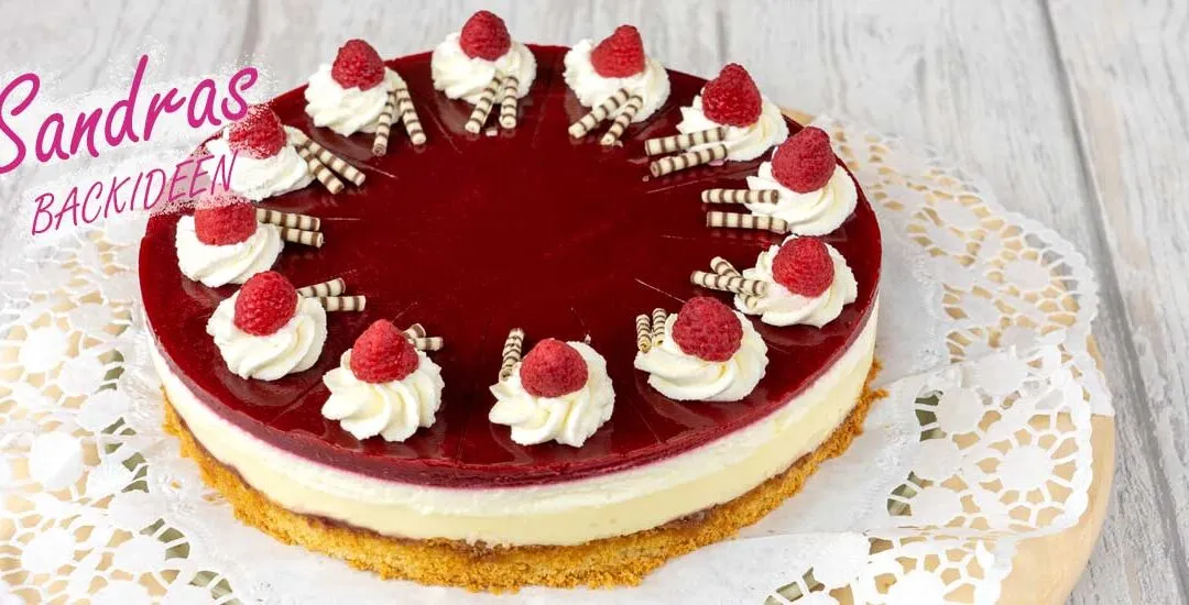 Fruchtige Himbeer-Pudding-Sahne-Torte mit Schoko Zebra Röllchen und frischen Himbeeren