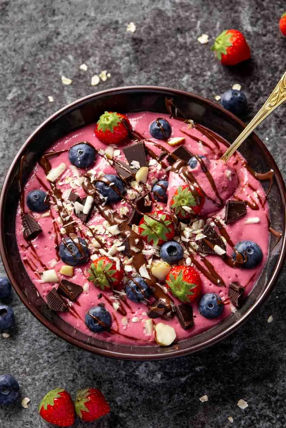 Fruchtige Smoothie Bowl mit Beeren und Müsli garniert