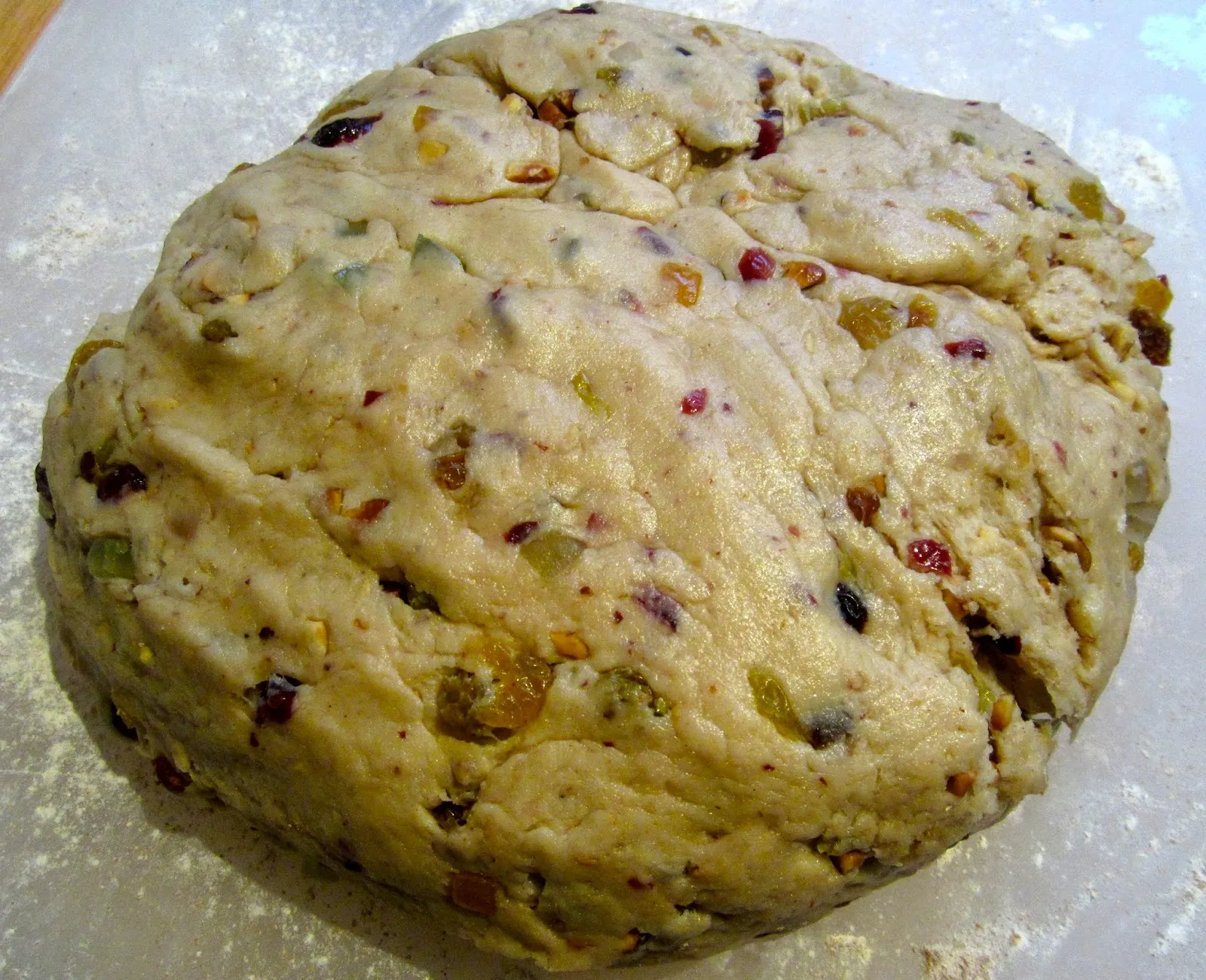 Fruchtiger und nussiger Teig für den Mohnstollen