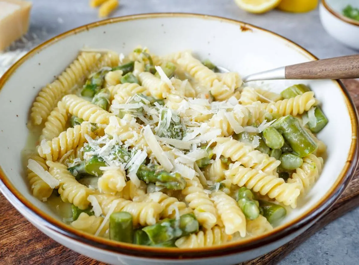 Frühlingshafte One Pot Spargel-Pasta mit grünem Spargel und Tomaten