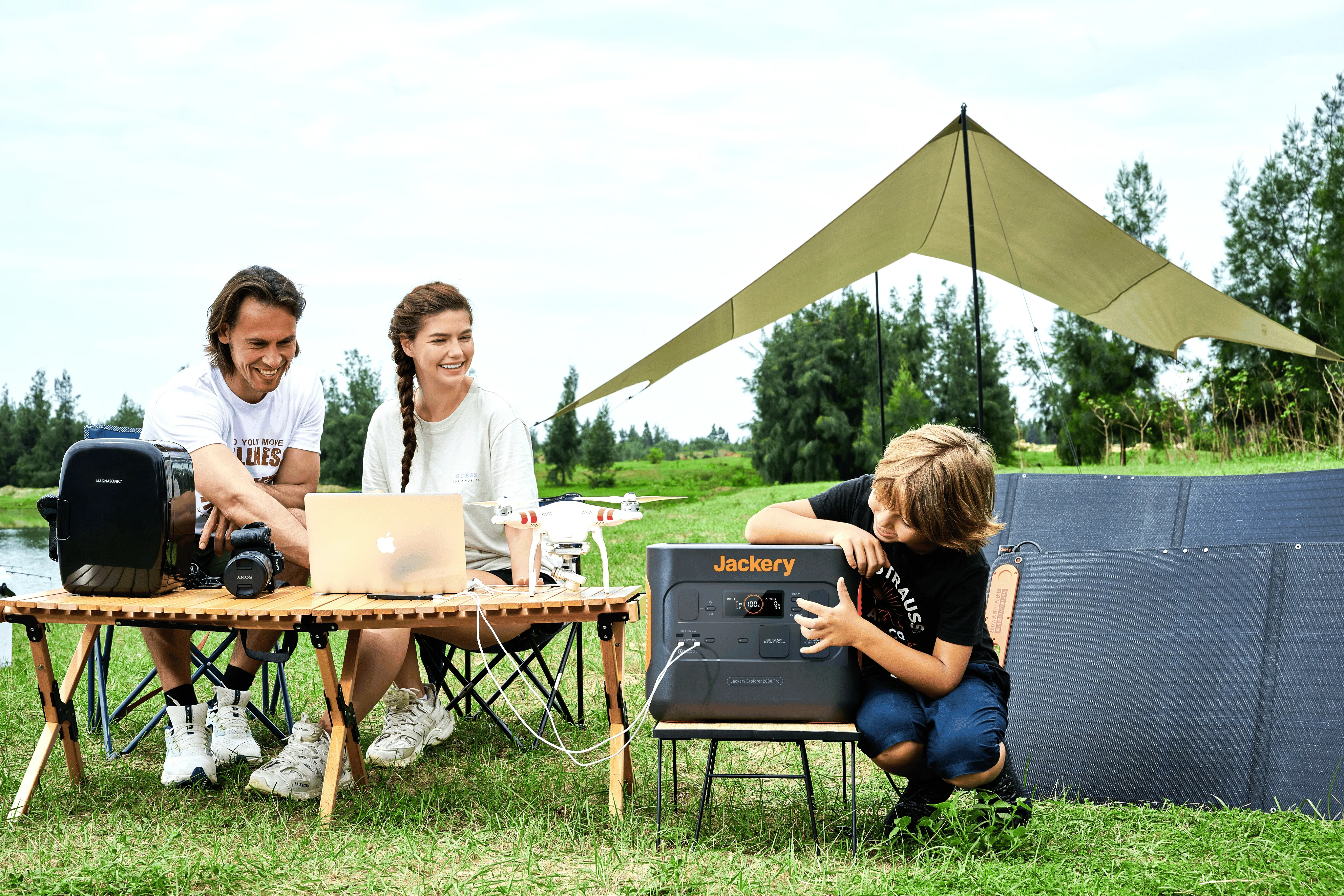 Frühstück im Freien mit mobilem Toaster und Solargenerator