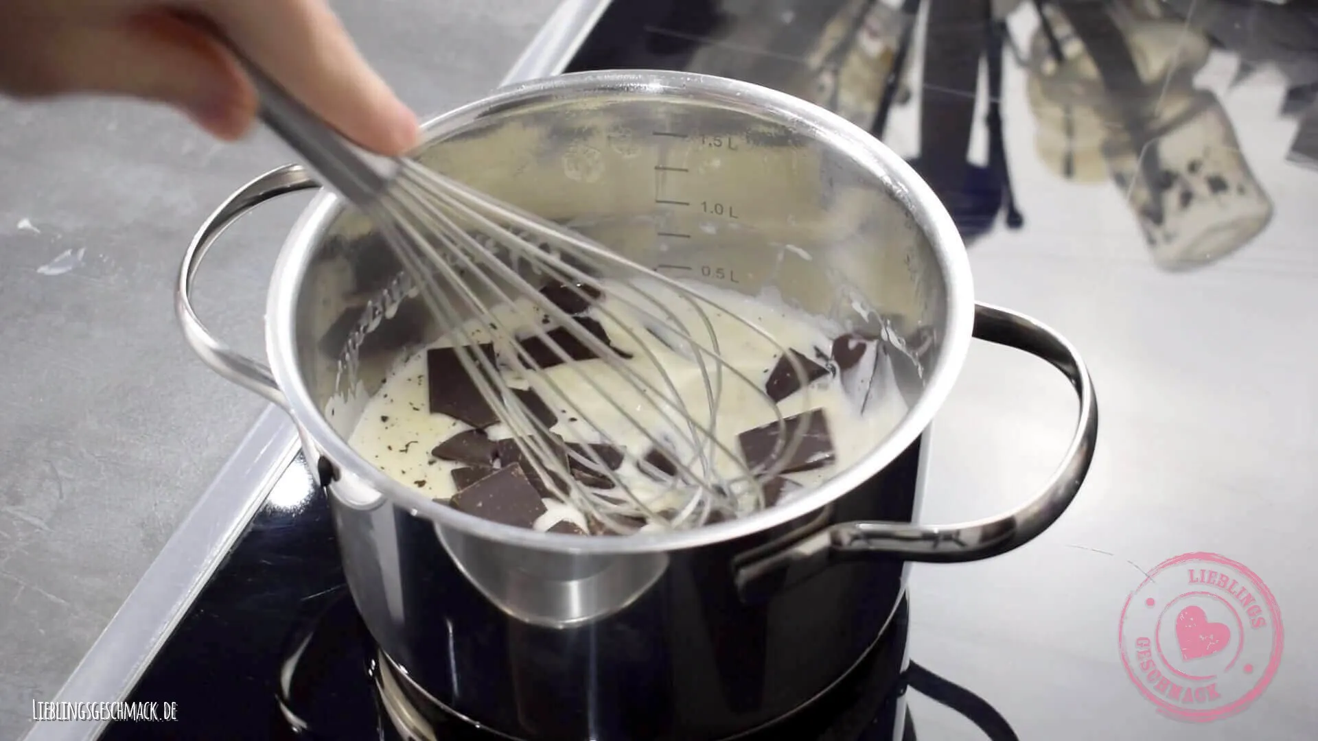Ganache wird in einer Schüssel zubereitet