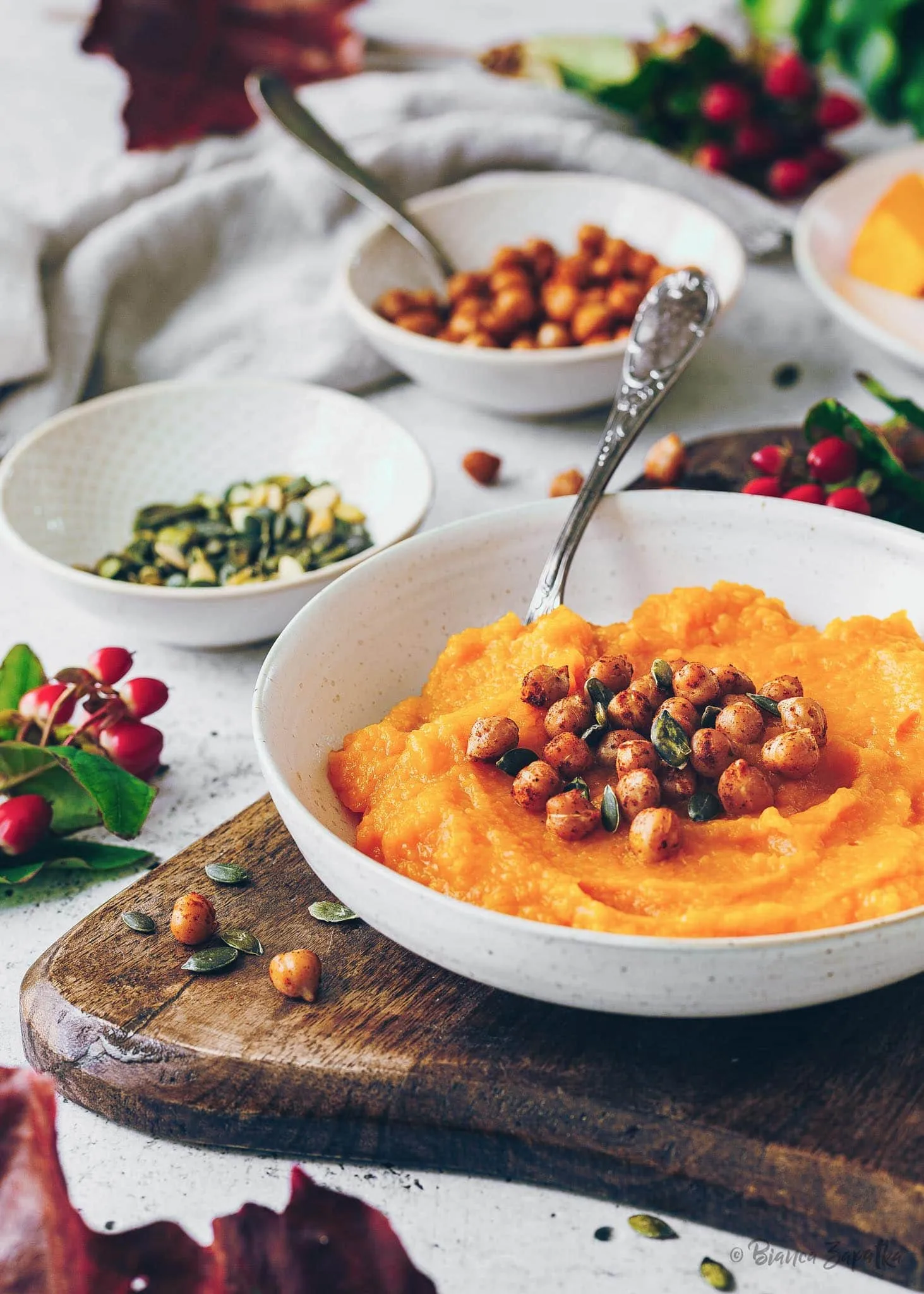 Ganze und zerkleinerte Kürbisse, bereit für die Zubereitung von Kürbispüree