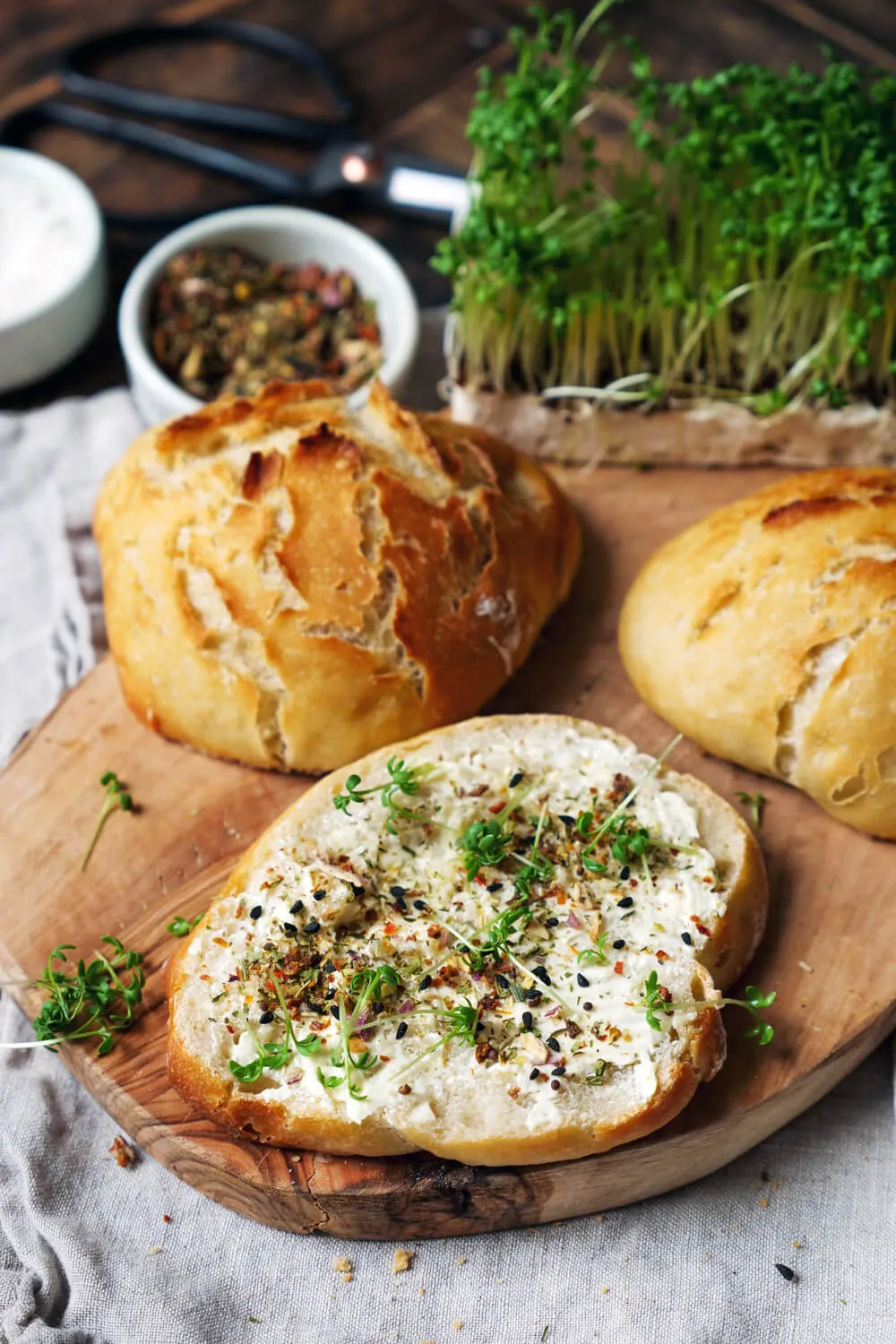 Gebackene Brötchen im Ofen