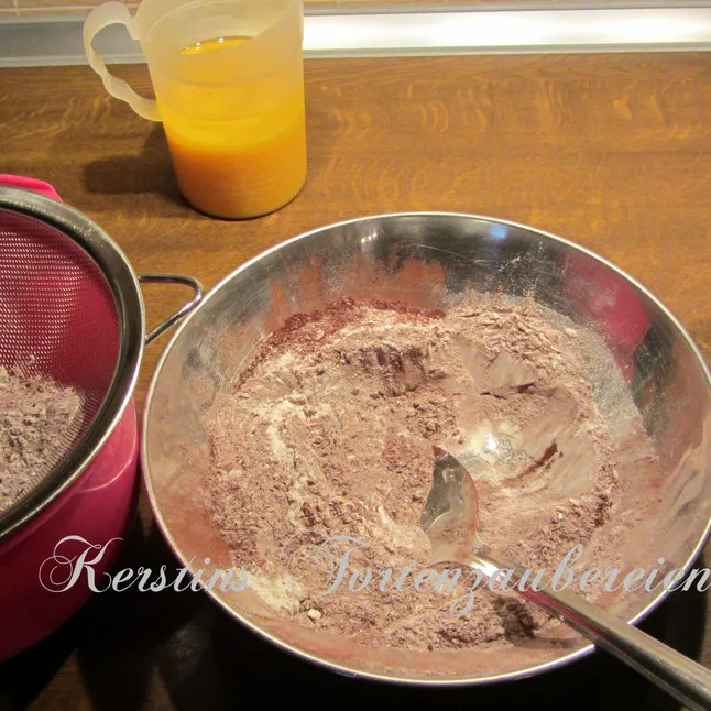 Gebackene Schoko-Eierlikörkuchenböden auf einem Kuchengitter