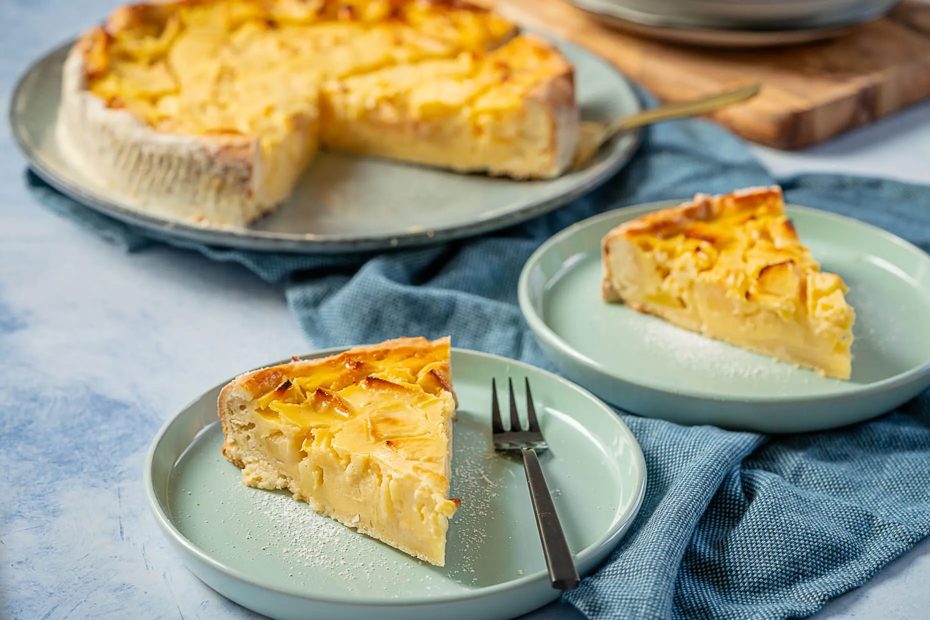 Gebackener Apfelkuchen mit Quark in einer Springform