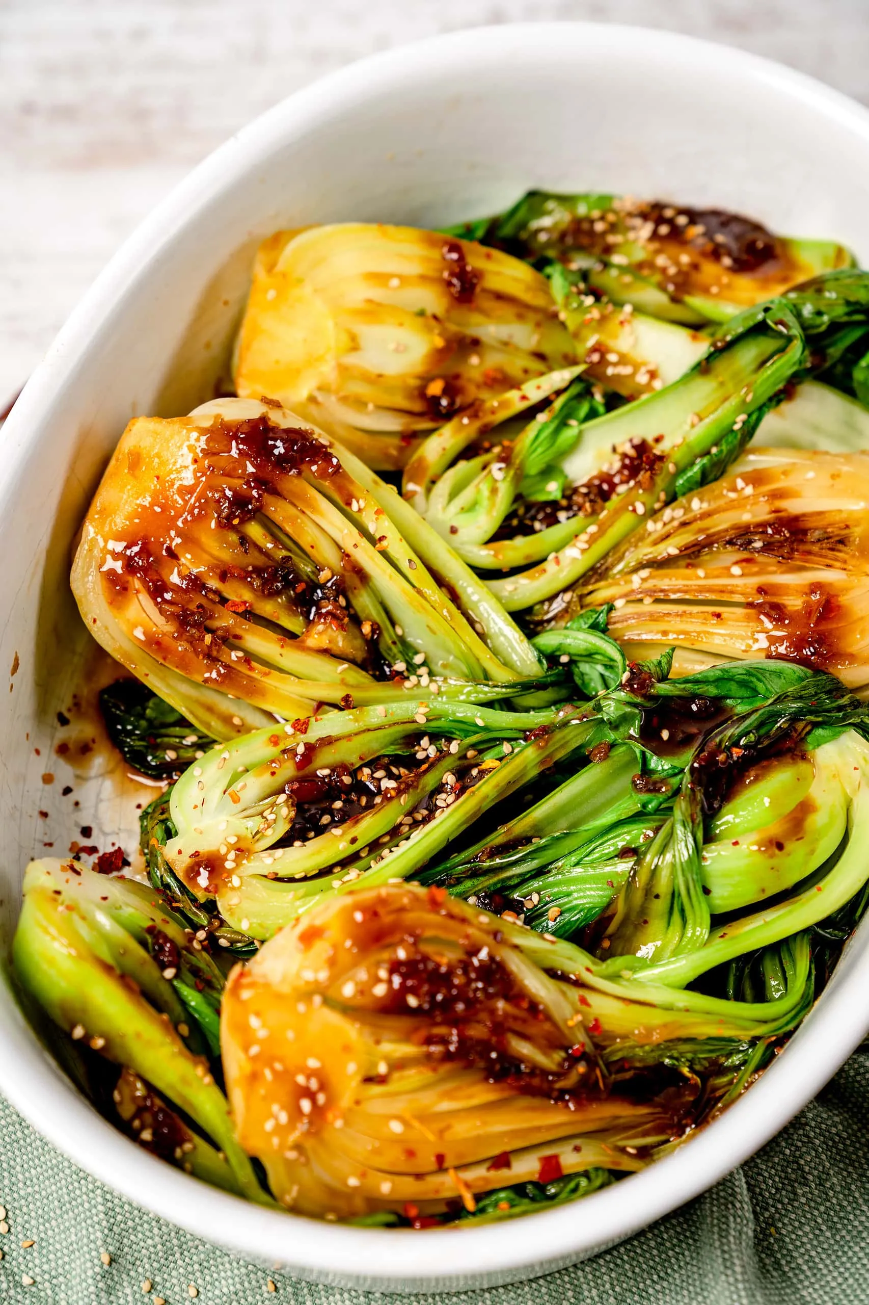 Gebratener Pak Choi in einer Pfanne mit Sauce