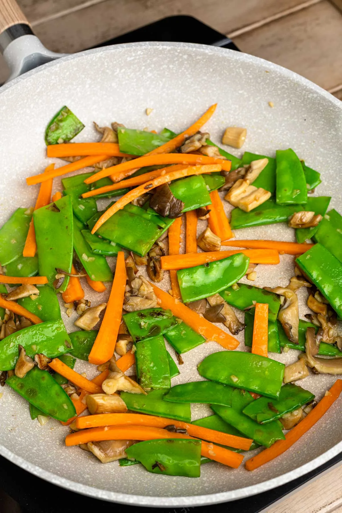 Gebratenes Gemüse in einer Pfanne