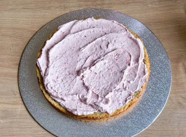 Geburtstagstorte ohne Zucker mit Creme und Früchten