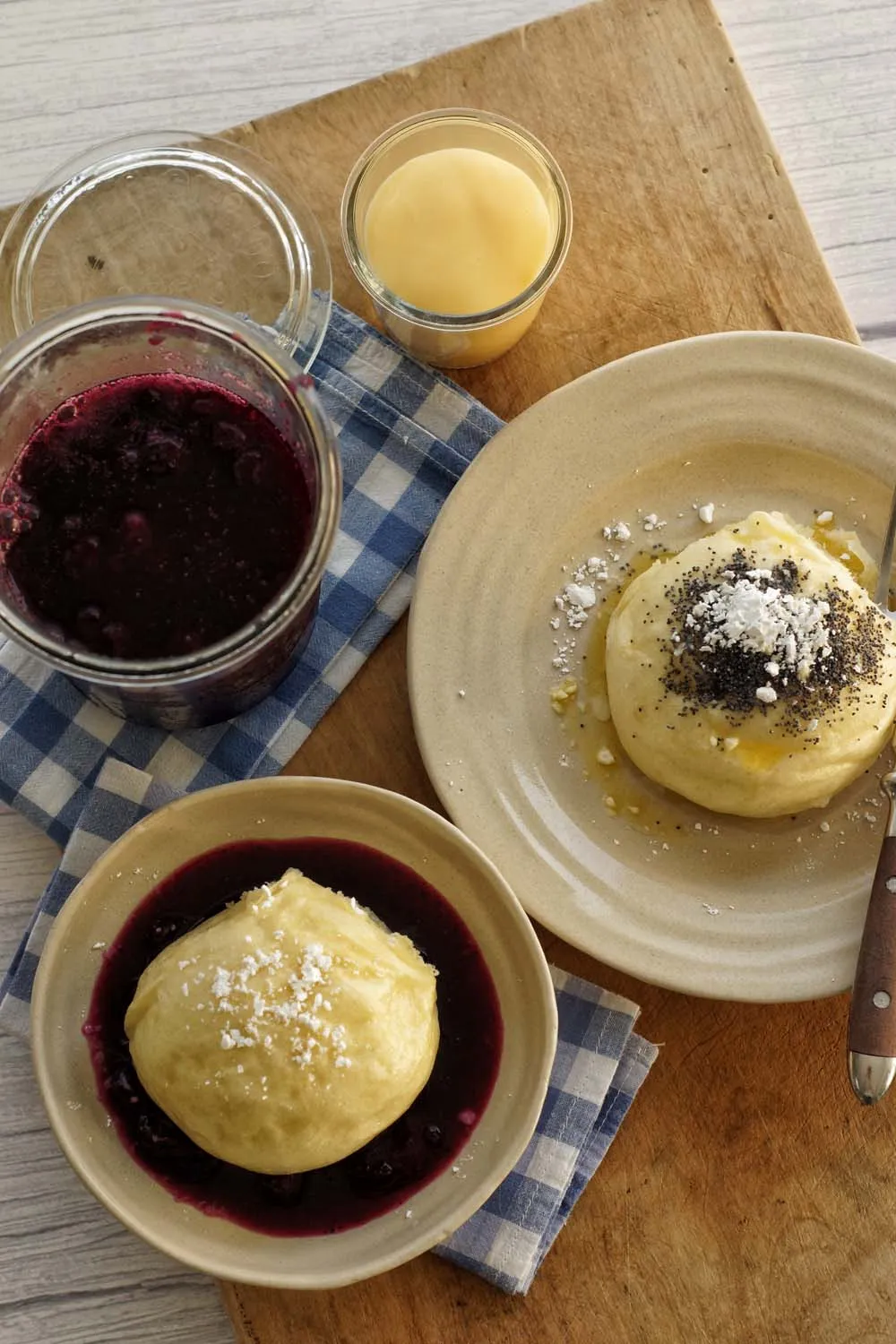 Gedämpfte schlesische Hefeklöße mit Blaubeerkompott und frischen Heidelbeeren als Garnitur