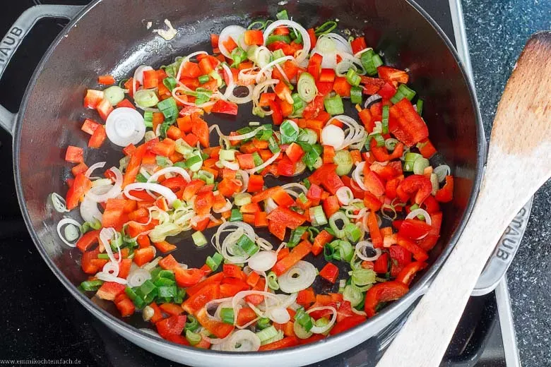 Gedünstetes Gemüse für süß-saure Soße in einer Pfanne