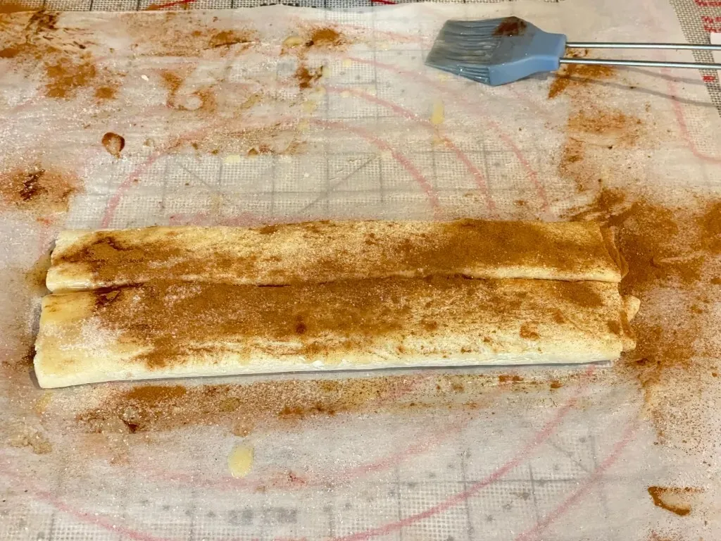 Gefalteter Blätterteig, großzügig mit Zimtzucker bestreut