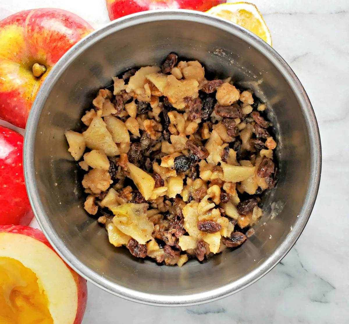 Gefüllte Bratäpfel mit Rosinen und Nüssen, bereit zum Backen.