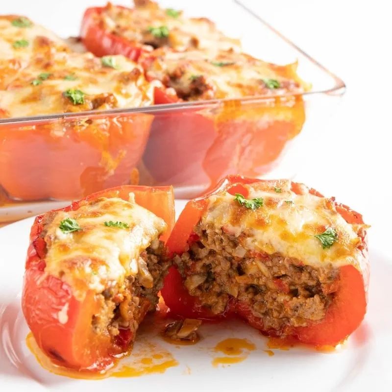 Gefüllte Paprikas mit Hackfleisch, Feta und Tomatensoße, Low-Carb zubereitet