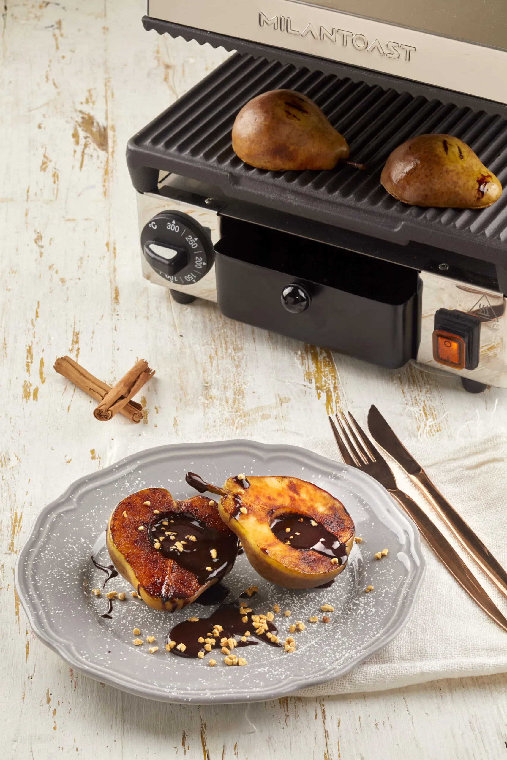 Gegrillte Birne mit Schokoladensauce und Zimt