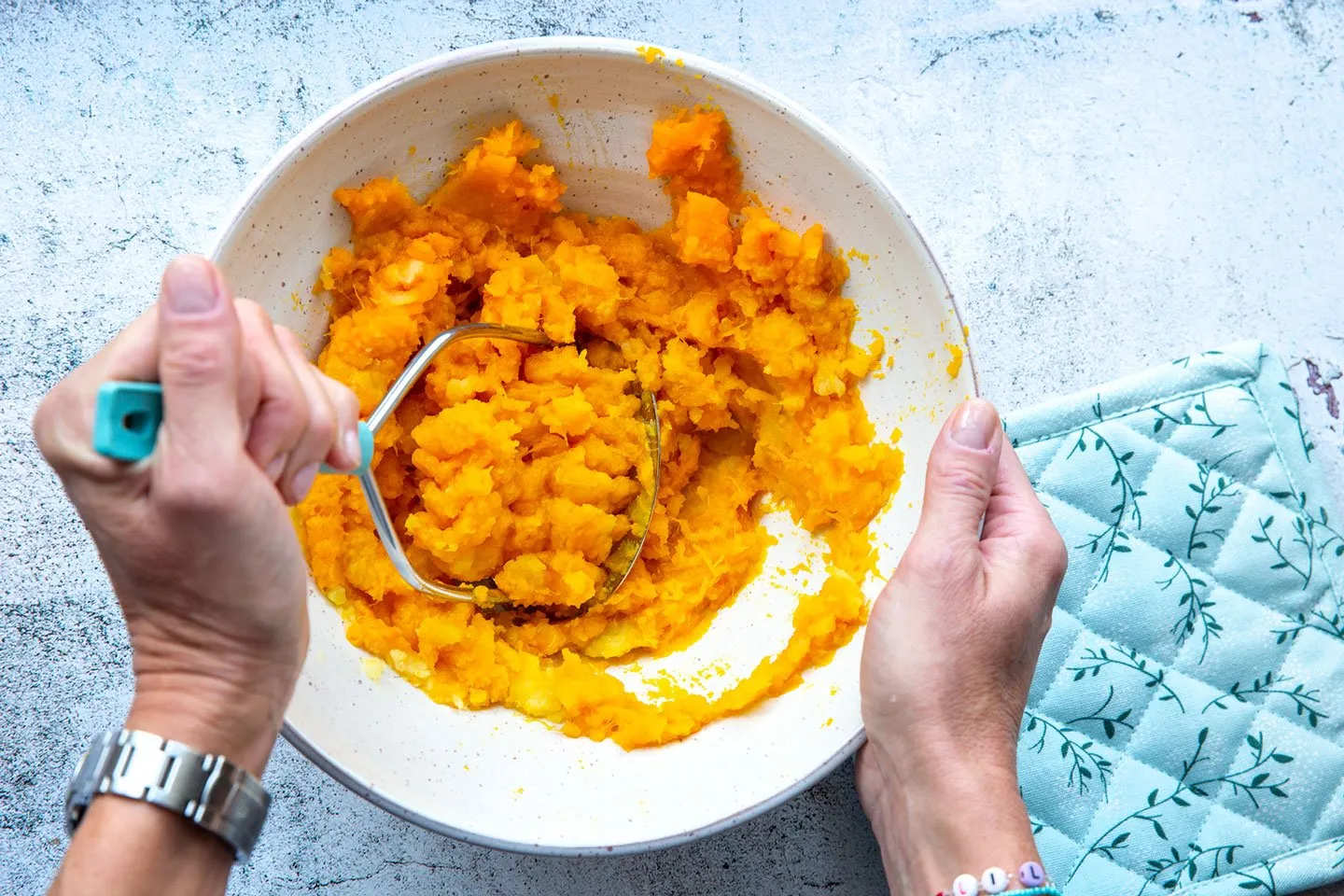 Gekochte Kartoffeln werden für den Gnocchi-Teig gestampft