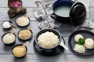 Gekochten Reis servieren