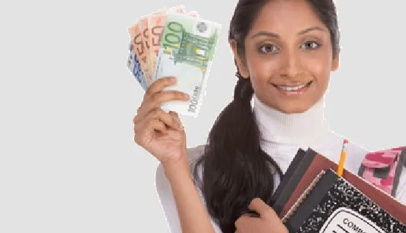 Geldscheine und Münzen liegen auf einem Tisch, Symbol für Bildungsförderungen