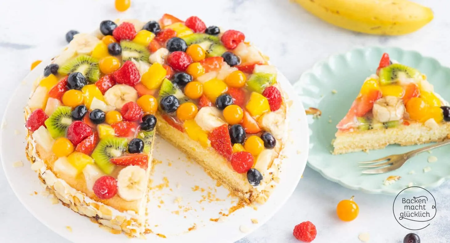 Gemischte Obsttorte mit frischen Beeren, Kiwi und Physalis