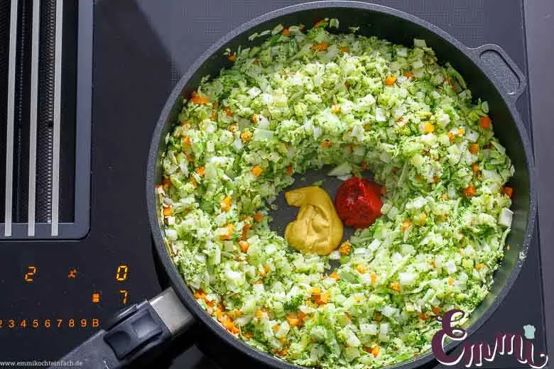 Gemüsewürfel werden in Olivenöl angedünstet