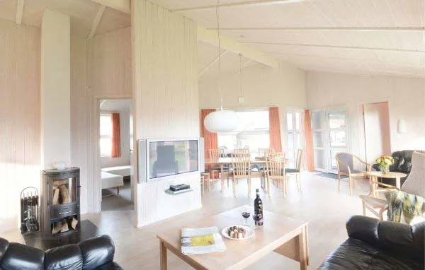 Gemütliches Wohnzimmer im Ferienhaus für 12 Personen in Friedrichskoog-Spitze