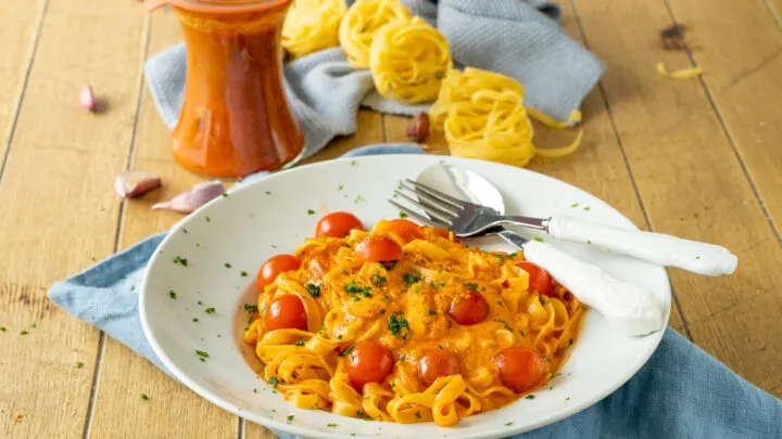 Geniale Lachspasta mit Bandnudeln und einer cremigen Sauce, zubereitet in nur 20 Minuten, perfekt für eine schnelle und elegante Mahlzeit.
