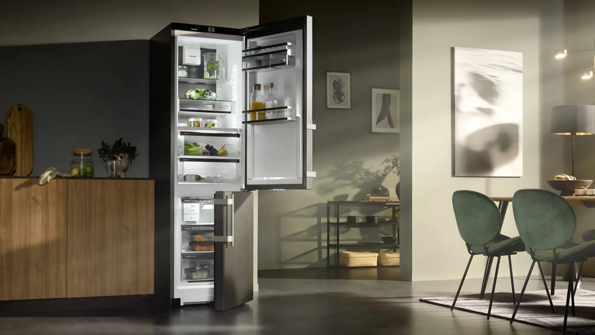 Geöffnete Liebherr Kühl-Gefrierkombination in einer modernen Küche mit frischen Lebensmitteln