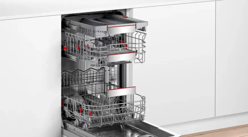 Geöffneter Bosch Geschirrspüler, der die flexible Anordnung der Körbe und Besteckschublade zeigt