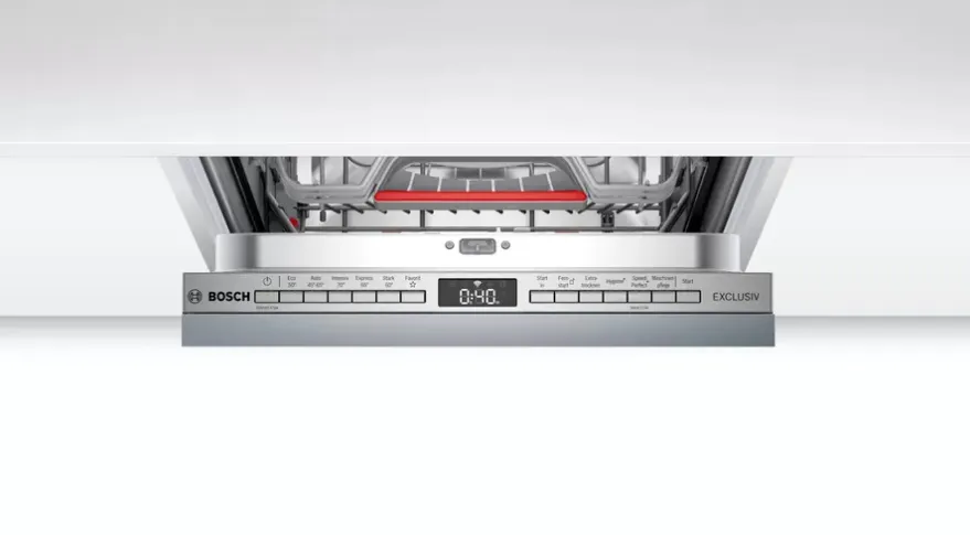 Geöffneter Bosch SPV6ZMX00D Geschirrspüler mit beladenem Unterkorb und sauberem Geschirr