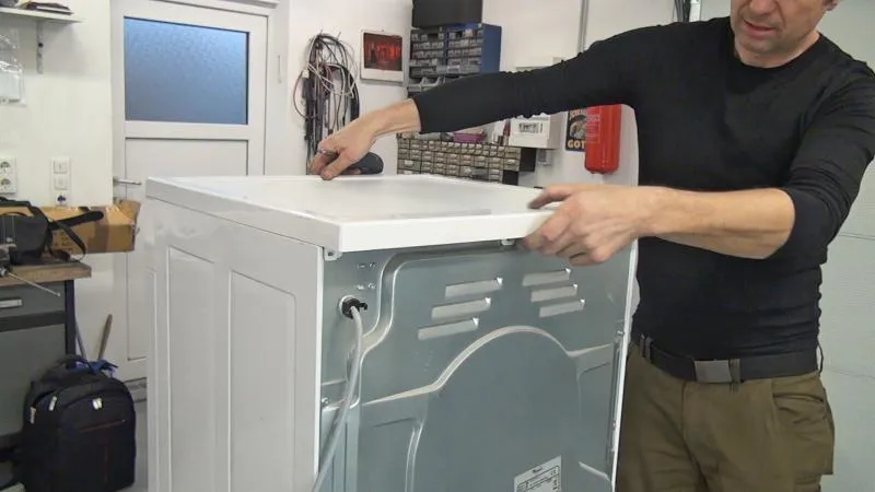 Gerätedeckel wieder aufsetzen und verschrauben