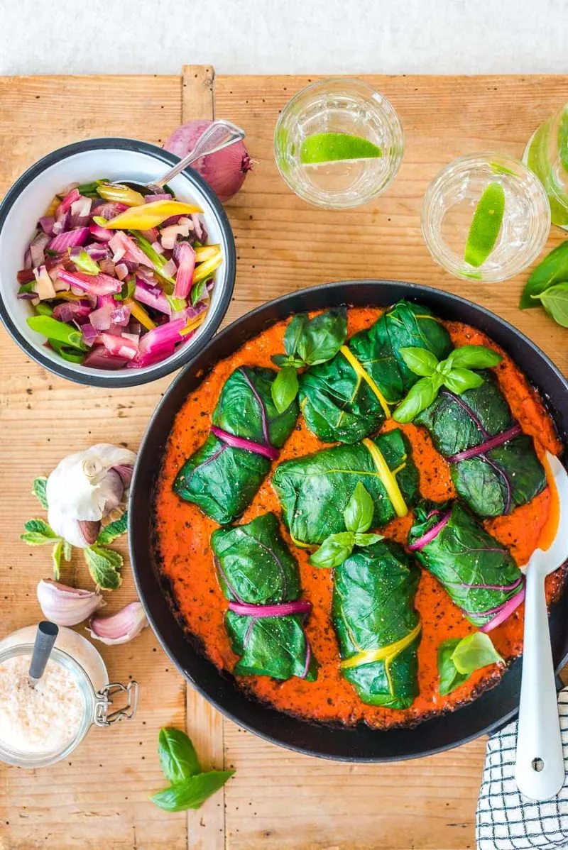 Gerollte vegetarische Mangold-Rouladen in einer Auflaufform, bereit zum Backen