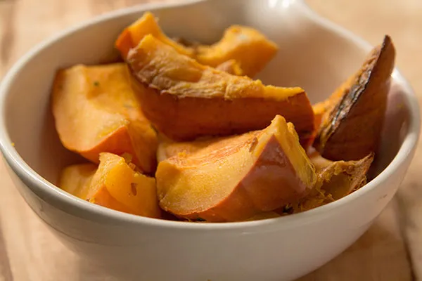 Geröstete Kürbisstücke bereit für die Quiche-Füllung