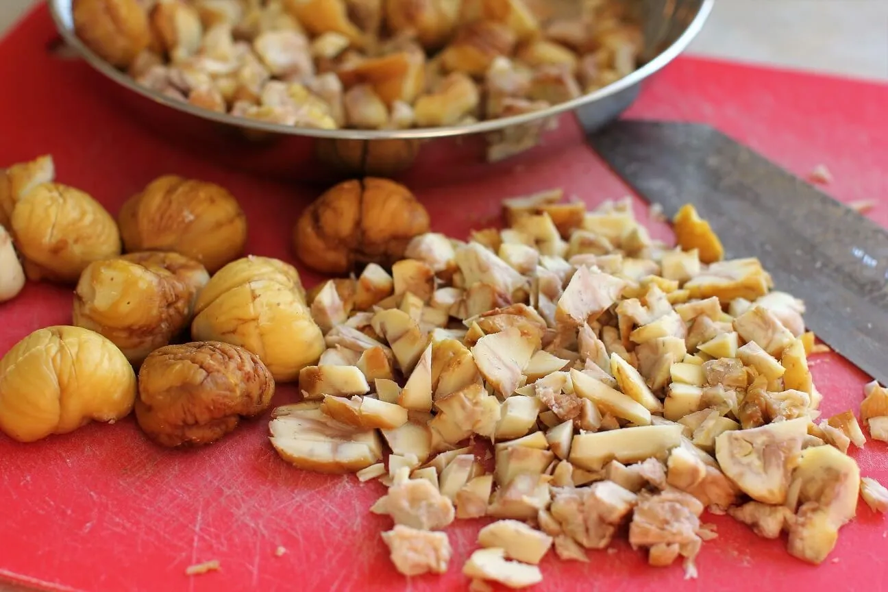 Geröstete und geschälte Maronen werden grob gehackt, bereit für die Suppenzubereitung