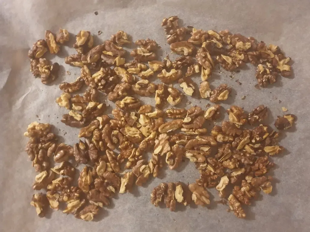 Geröstete Walnüsse für das Walnussbrot