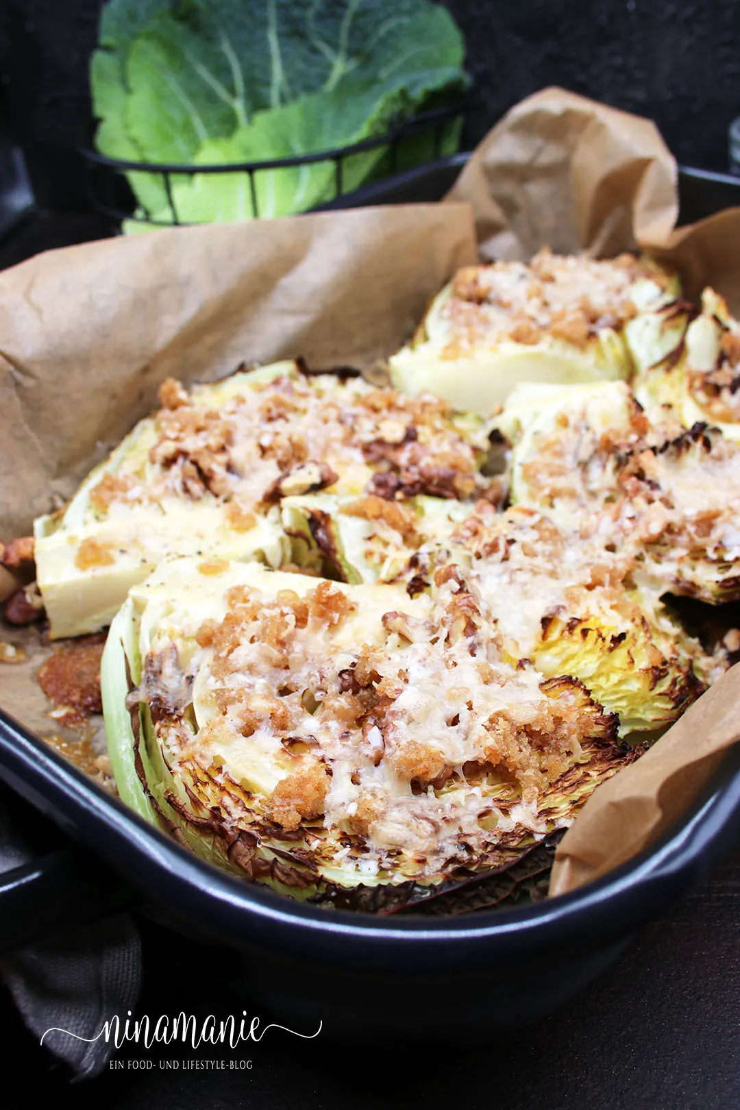 Gerösteter Parmesan-Wirsing mit goldbrauner Kruste direkt aus dem Ofen