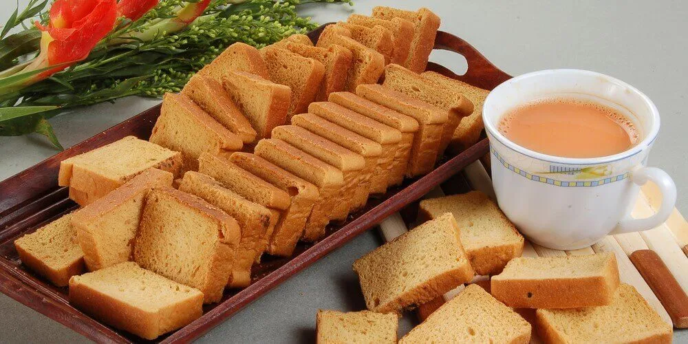 Gerösteter Zwieback in einer kleinen Schale, ein bewährtes Hausmittel bei Durchfall