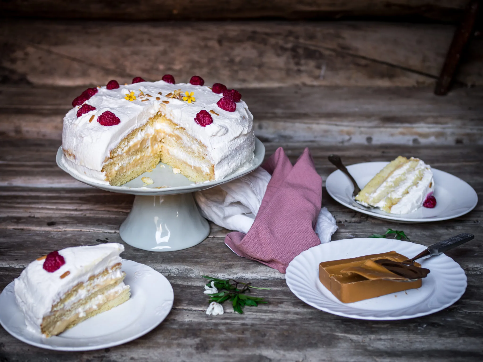 Geschichtete Brunost-Sahnetorte