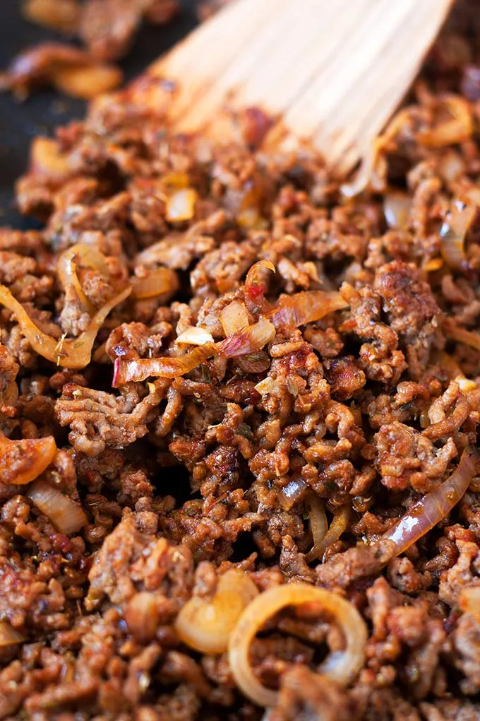 Geschichteter Süßkartoffel-Auflauf vor dem Backen, mit Feta und Mozzarella bestreut