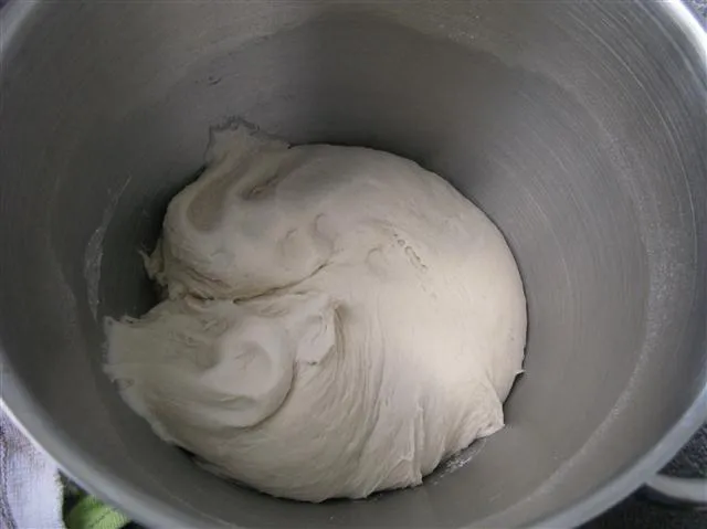 Geschmeidiger Teig mit kleinen Bläschen nach dem Gehen