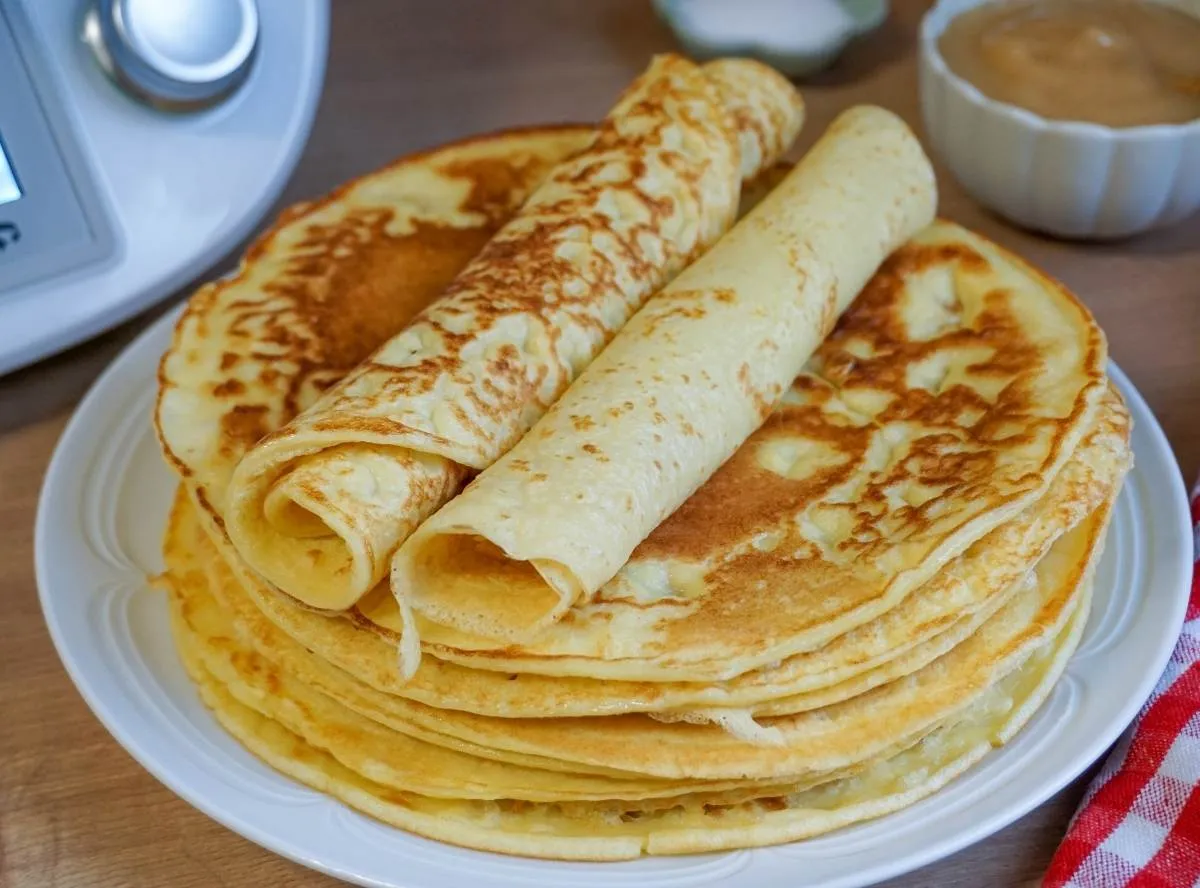 Gestapelte, goldbraune Pfannkuchen, fertig zum Servieren