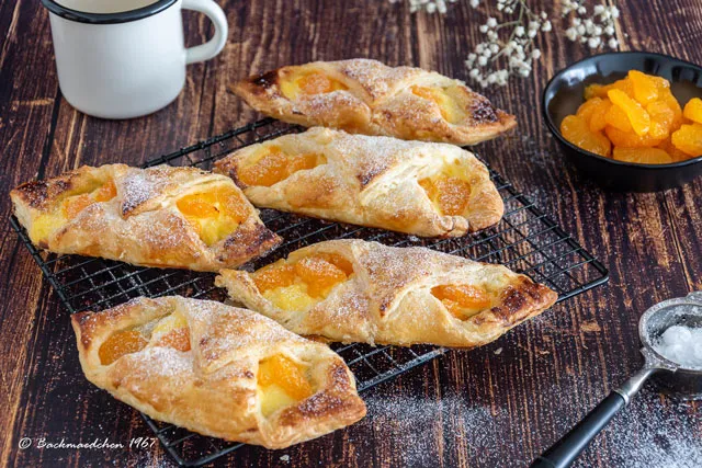 Gestapelte süße Blätterteigschiffchen, bereit zum Servieren