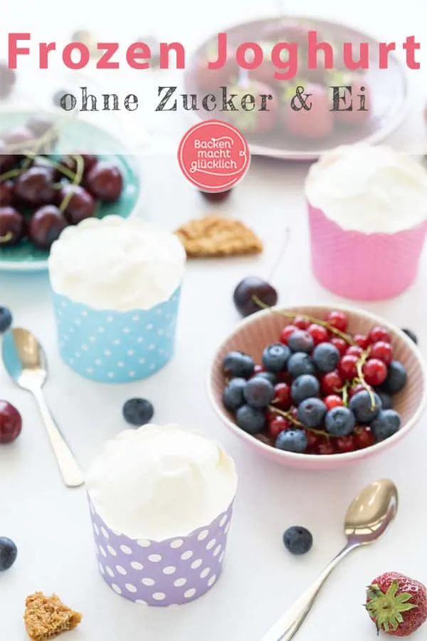 Gesunder Frozen Joghurt mit frischen Beeren und Minze