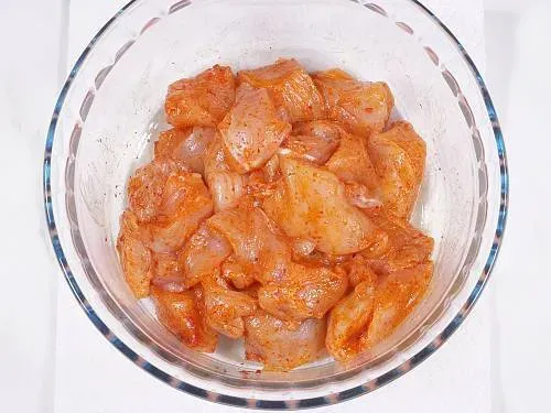 Gewürztes Hähnchen in einer Schüssel, bereit für die weitere Marinade.