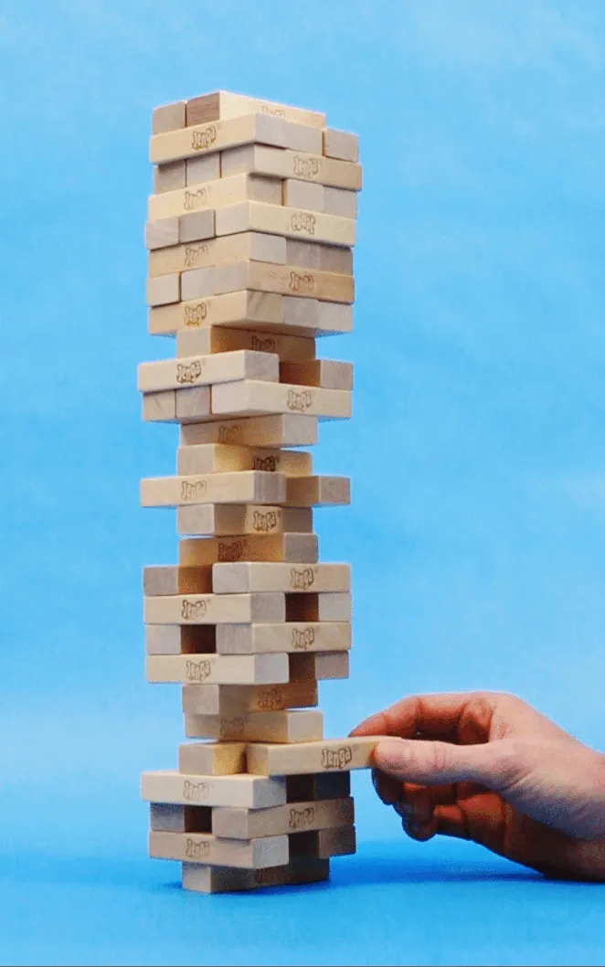GIF des wackelnden Jenga-Turms