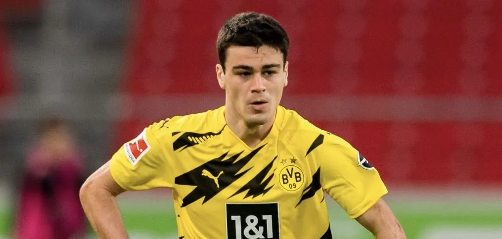 Gio Reyna im Trikot von Borussia Dortmund auf dem Spielfeld