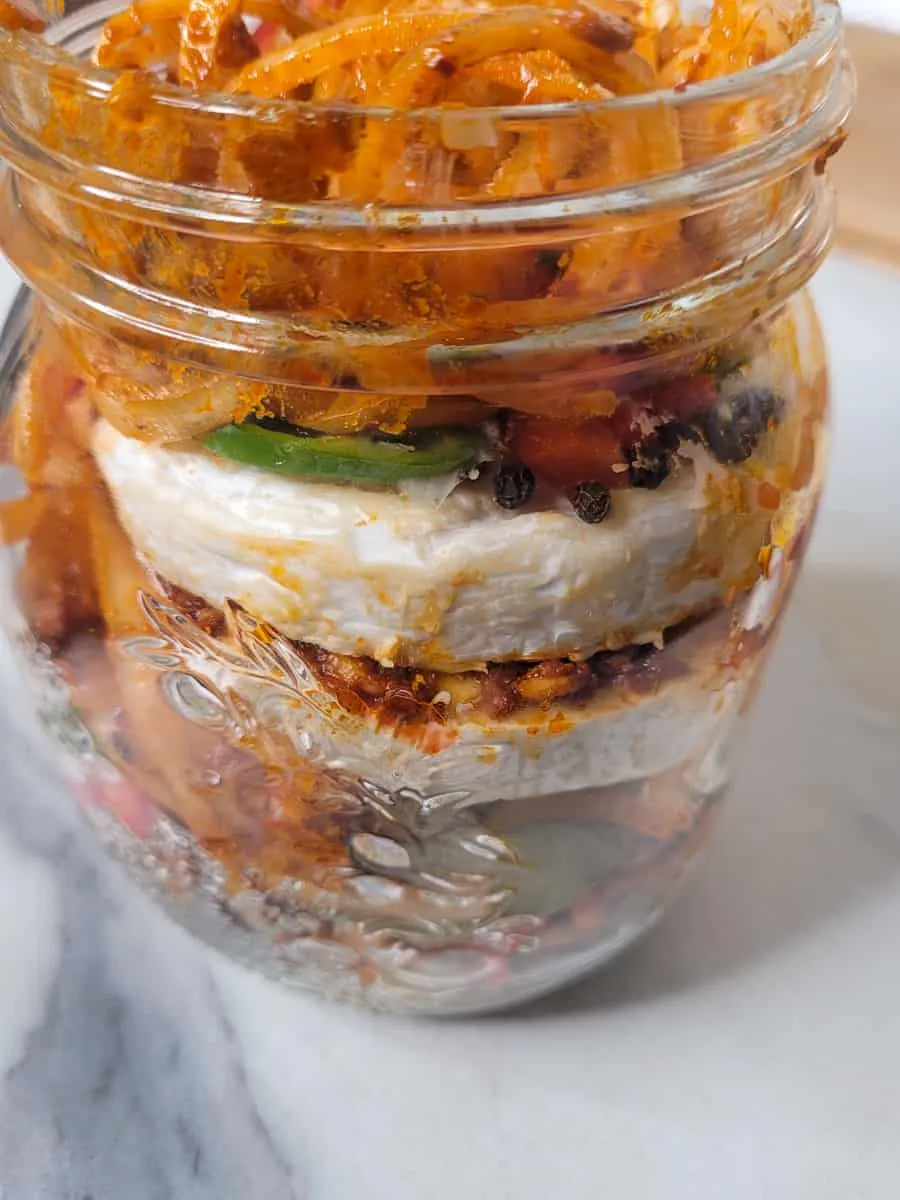 Glas mit geschichtetem Camembert und Gemüse