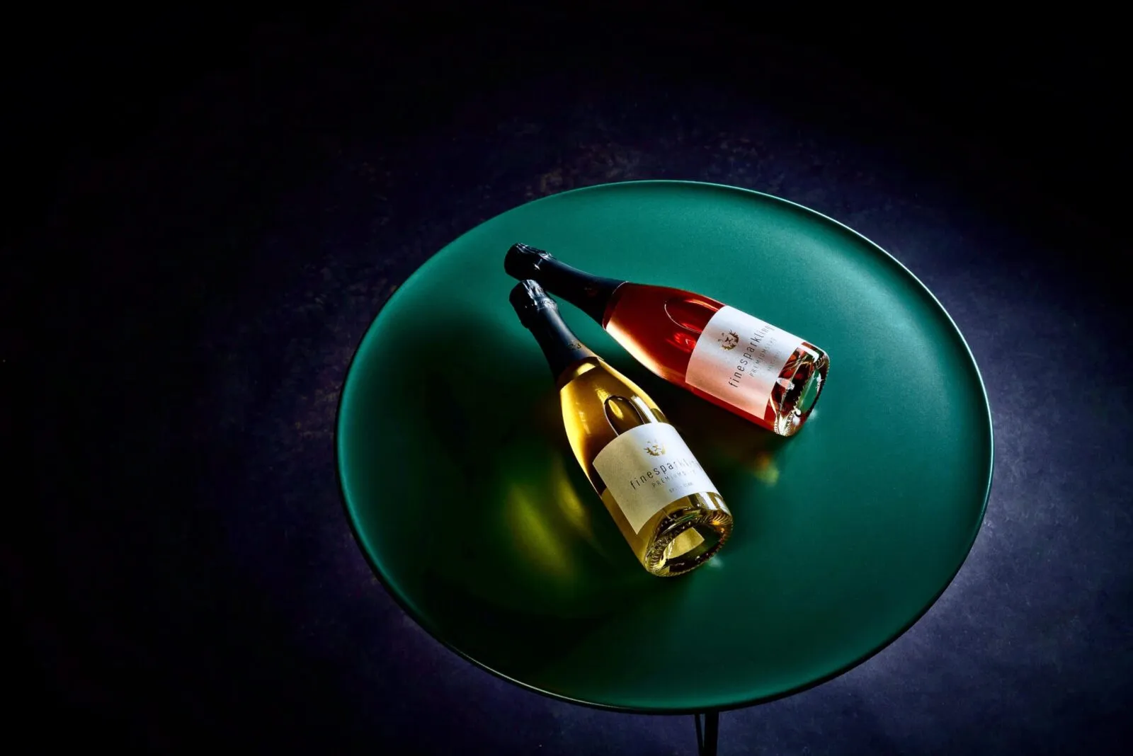 Gläser mit prickelndem Sekt und Flasche in elegantem Ambiente