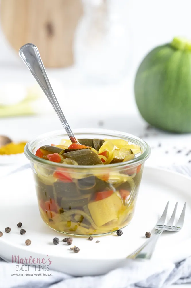 Gläser mit süss-sauren Curry-Zucchetti, bereit für den Vorratsschrank