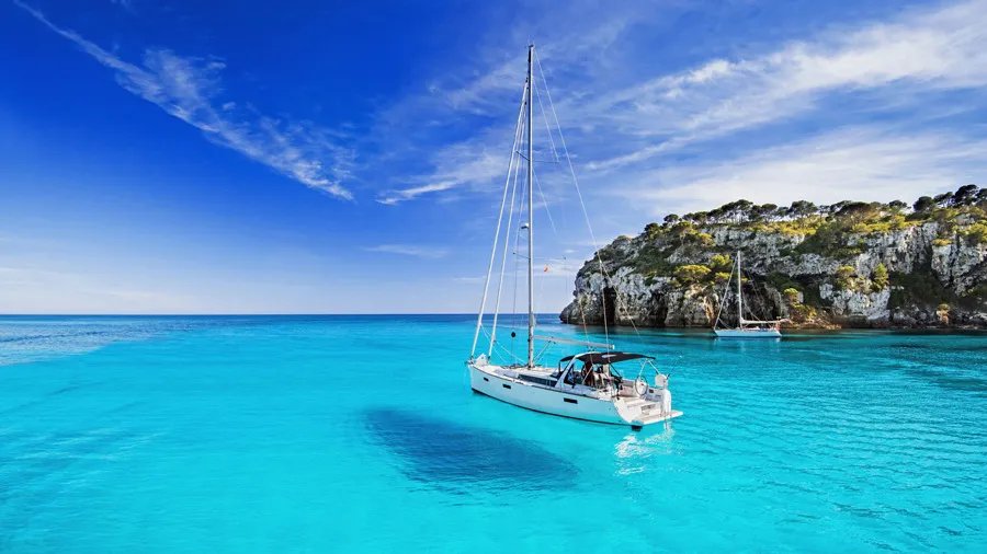 Glasklares, azurblaues Meer an der Küste Kretas